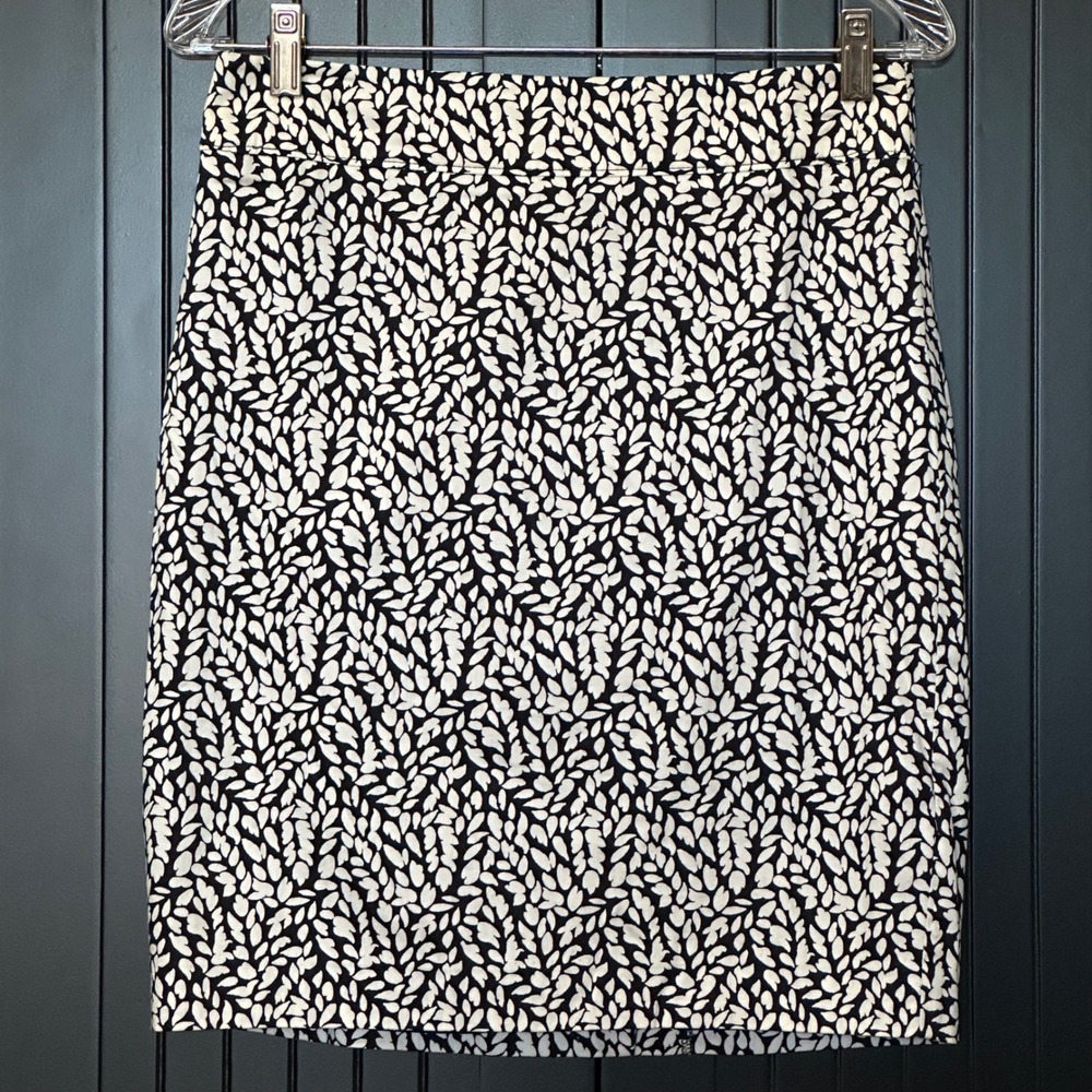 LOFT Ann Taylor Skirt Size 6 Black White‎ Leaf Print Pencil Cotton Workwear Chic